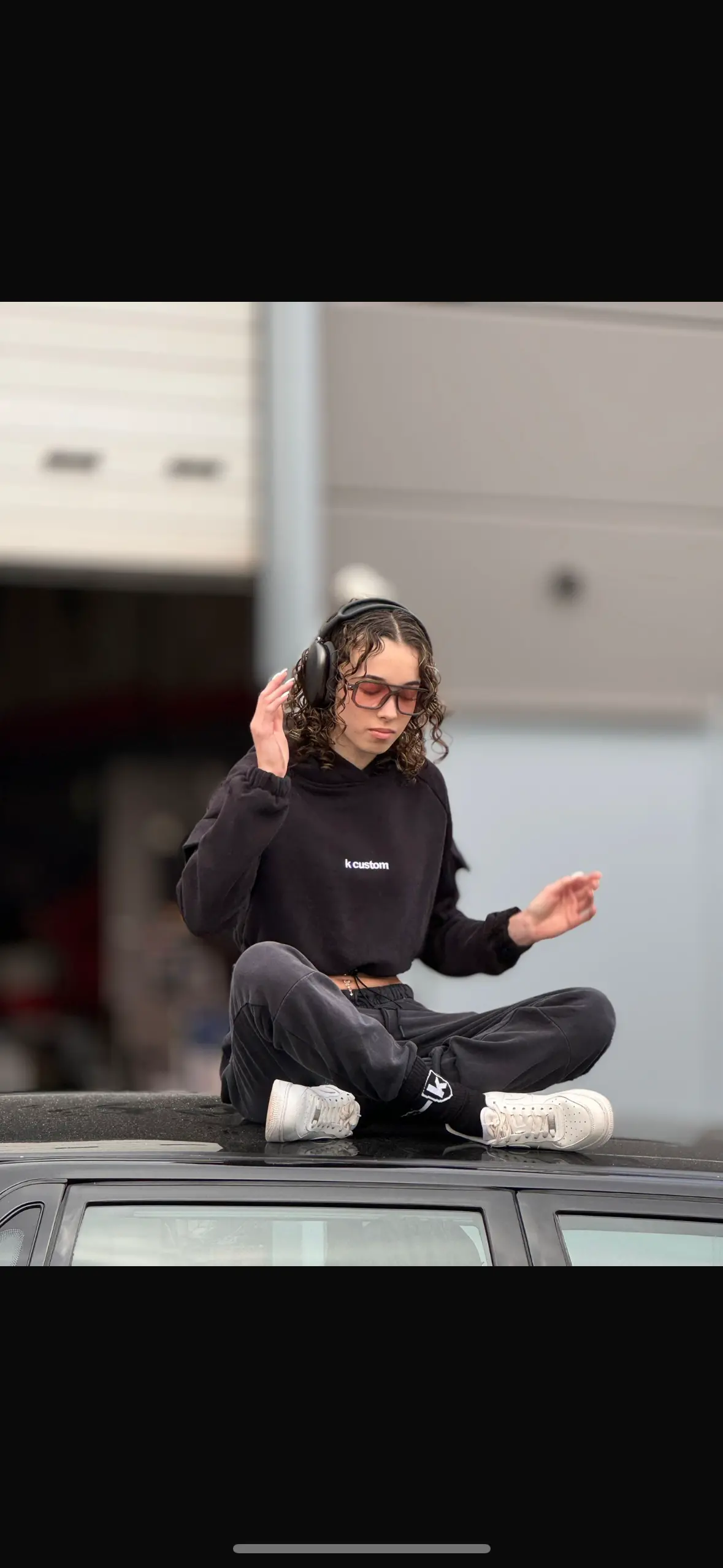 Oversize Crop - Kapuzenpullover - Black Mit Stick In Weiß 1